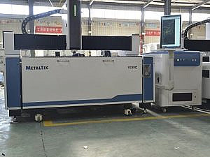 Фото 14 - MetalTec 1530C (1500W) оптоволоконный лазерный станок для резки металла с ручной сменой рабочих столов.