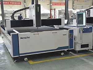Фото 15 - MetalTec 1530C (1500W) оптоволоконный лазерный станок для резки металла с ручной сменой рабочих столов.